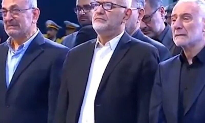 قادة من حزب الله يبكون أمام نعش المرشد الإيراني في طهران
