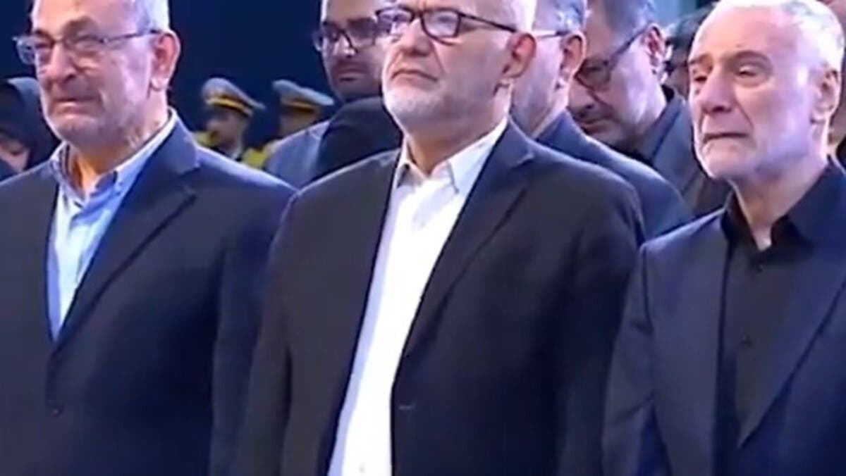 قادة من حزب الله يبكون أمام نعش المرشد الإيراني في طهران