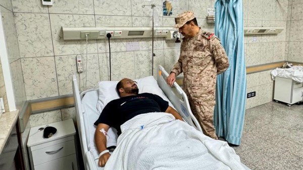 عقب الهجمات الإيرانية.. رئيس أركان الجيش الكويتي يزور مصابي القوات المسلحة