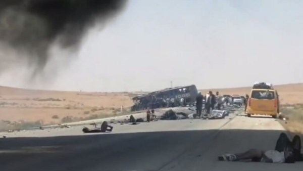 35 قتيلاً و30 مصابًا في تصادم مروع بين حافلتين بسوريا