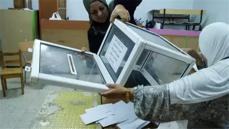 نسبة مشاركة لا تتجاوز الـ 32 % في الداخل والخارج، الجزائريون ينتخبون برلمانهم الجديد