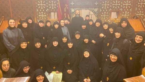 70 راهبة من دير مارجرجس بمصر القديمة في رحلة روحية لدير المحرق