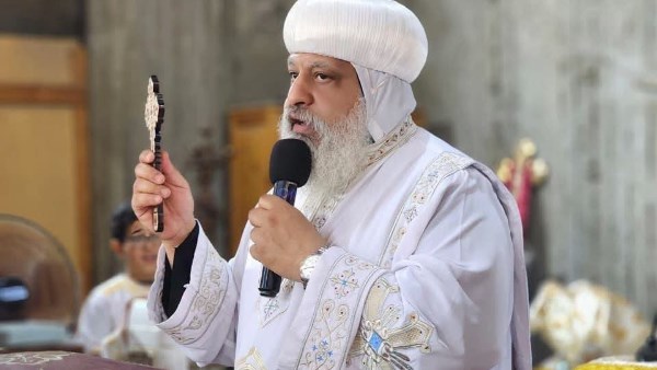 الأنبا ميخائيل يرسم شمامسة جدد لكنائس منطقتي أطلس المشروع الأمريكي بحلوان