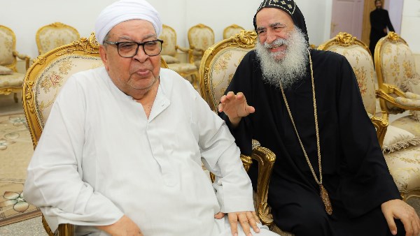 في لفتة إنسانية .. الشيخ محمد الطيب يزور الأنبا بيمن للاطمئنان على صحته|صور