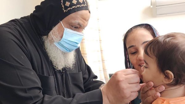 أسقف حلوان والمعصرة يشارك في زيارة الأطفال المرضى بمستشفى 57357