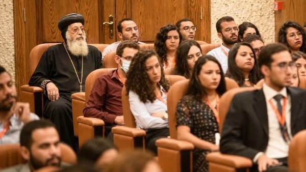 تلقائية وتواضع.. البابا تواضروس يجلس بين الحضور في أواخر الصفوف