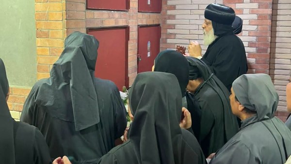 وسط دموع ومحبة الجميع.. الأنبا ميخائيل يودع تاسوني أربسيما الأنبا برسوم| صور