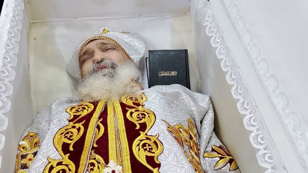 وسط مشاعر الحزن.. تشييع جثمان القمص هدرا عطية بحضور الأنبا مكسيموس