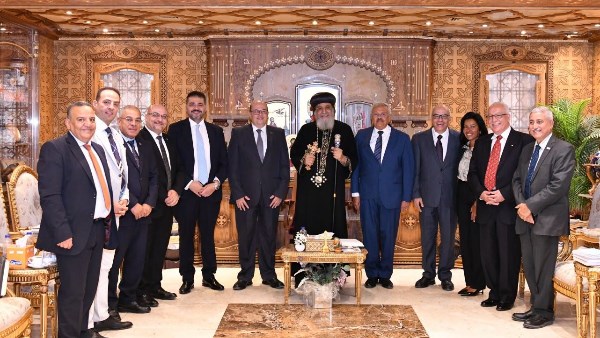 البابا تواضروس يبحث مع وفد دار الكتاب المقدس مستجدات العمل وترتيبات المؤتمر الدولي