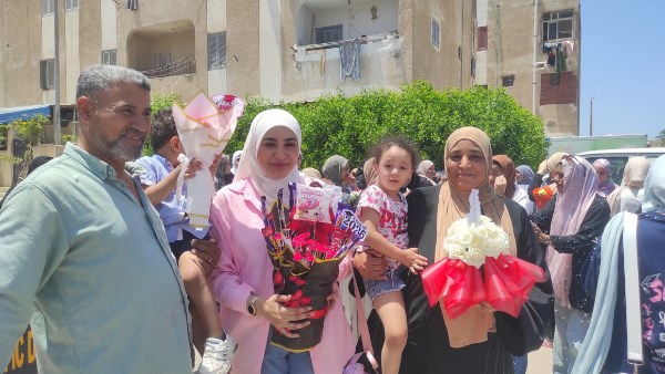 ورود وشوكولاتة ورذاذ الفوم.. فرحة عارمة لطلاب الثانوية العامة بجنوب سيناء