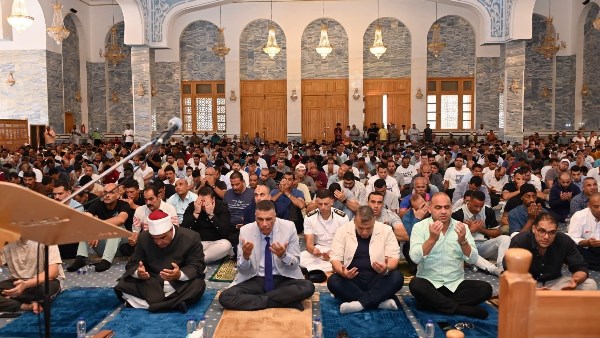 محافظ جنوب سيناء يؤدي صلاة الجمعة.. ويؤكد: حريص على التواصل مع الناس