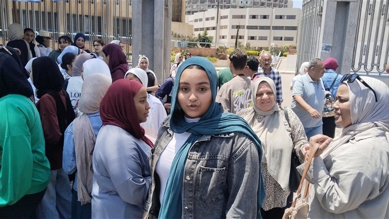 الأسئلة مباشرة والوقت كاف، ارتياح بين طلاب الثانوية بالإسكندرية بعد امتحان الإنجليزي (فيديو)