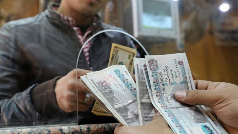 هل ترفع زيادة الأجور الأسعار؟.. خبير اقتصادي يجيب