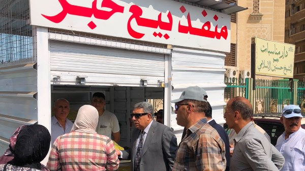 محافظ الدقهلية يتفقد منافذ بيع الخبز المدعم بالمنصورة