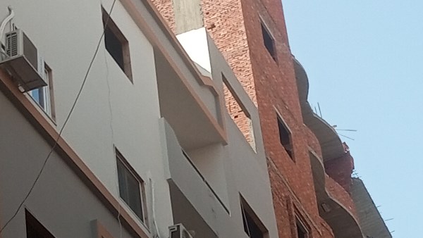 انتشال جثة عامل ومصابين من تحت أنقاض العقار المنهار في الدقهلية
