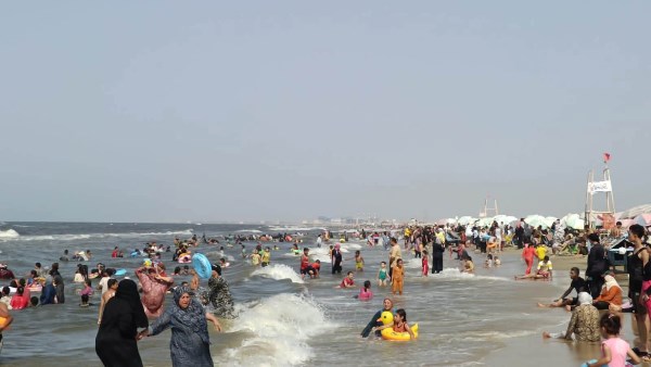 حظر السباحة في جمصة بعد ارتفاع كبير في الأمواج