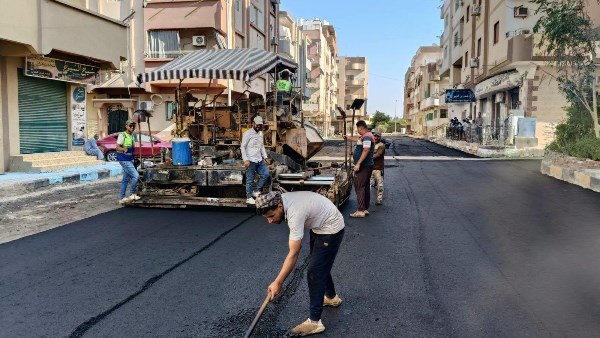 رئيس مدينة سفاجا يتابع استكمال أعمال الرصف والتطوير بمنطقة الأهالي