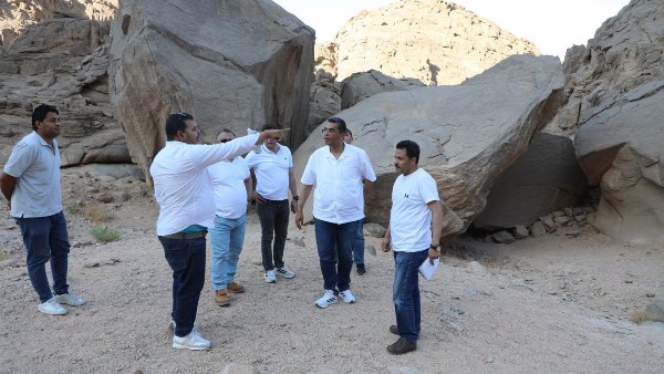 محافظ البحر الأحمر يتفقد محطات ومخيمات السفاري بالغردقة ويبحث مع مشايخ البدو تطوير الخدمات السياحية