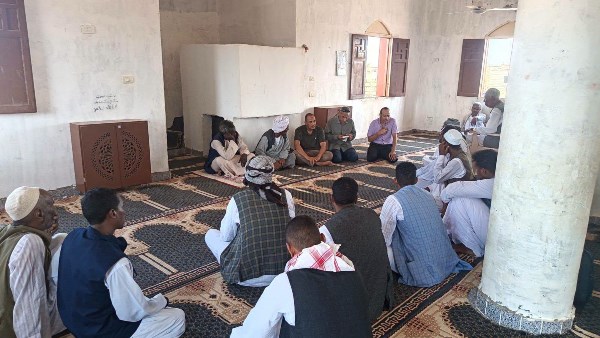 رئيس مدينة حلايب يقود حملة توعوية لحث المواطنين على تقنين أوضاعهم قبل غلق باب التقديم