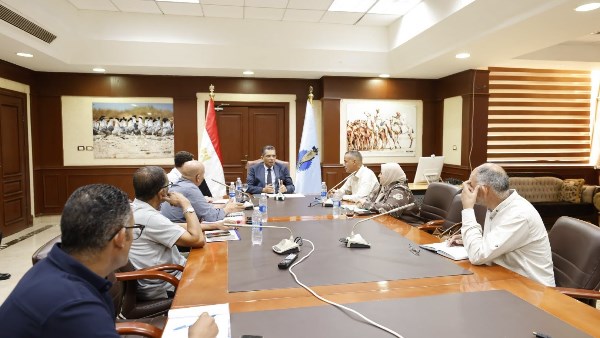 محافظ البحر الأحمر يبحث معوقات العمل بوادي دارا ويوجه بسرعة إزالة العقبات لدعم التنمية الزراعية
