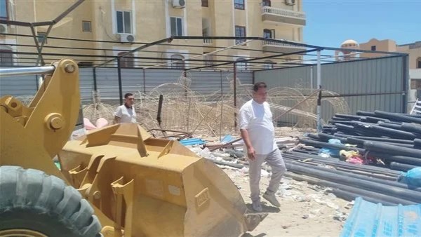 إزالة منشآت مخالفة داخل منشأة سياحية شمال الغردقة على مساحة 450 مترًا