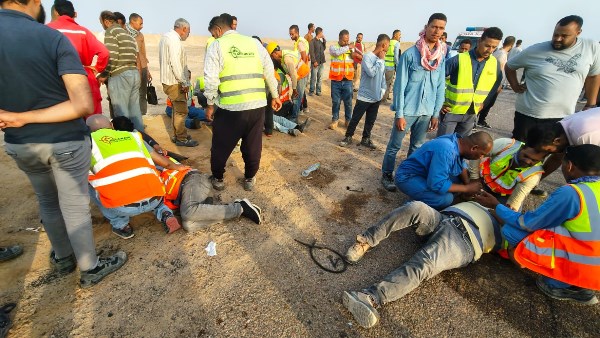 إصابة 14 شخصًا في انقلاب ميكروباص بطريق رأس غارب الغردقة