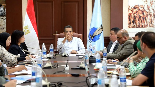 محافظ البحر الأحمر يوجه بتسريع إجراءات تقنين أراضي الدولة وحسم الملفات العالقة