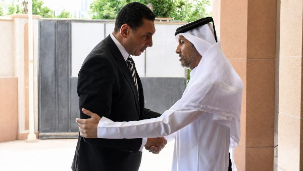 وزير الشباب والرياضة يقدم واجب العزاء في وفاة أمير قطر السابق