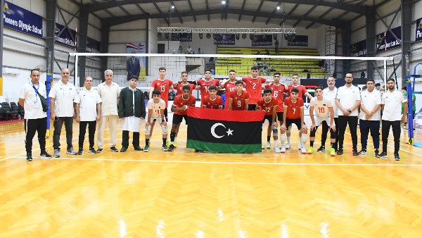 ليبيا تقلب تأخرها أمام الجزائر إلى فوز مثير في بطولة أفريقيا للناشئين للكرة الطائرة