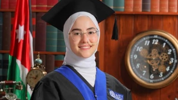 بعد رحلة طويلة مع المرض.. الشابة الأردنية إسراء التايه تتخرج بمرتبة الشرف