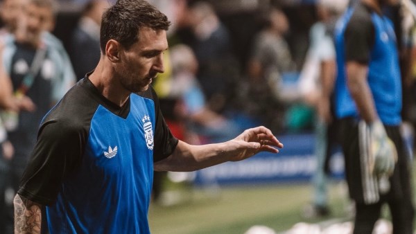 ميسي يخطف الأنظار قبل مواجهة إسبانيا بنهائي كأس العالم