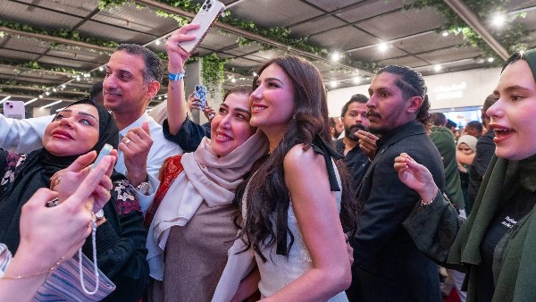 مي عمر توجه الشكر لجمهورها في السعودية على حسن الاستقبال