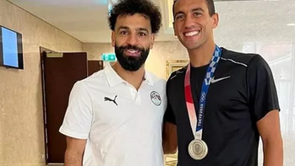محمد صلاح يُهدي البطل الأولمبي أحمد الجندي حذاءه الذي ارتداه في إحدى مباريات كأس العالم
