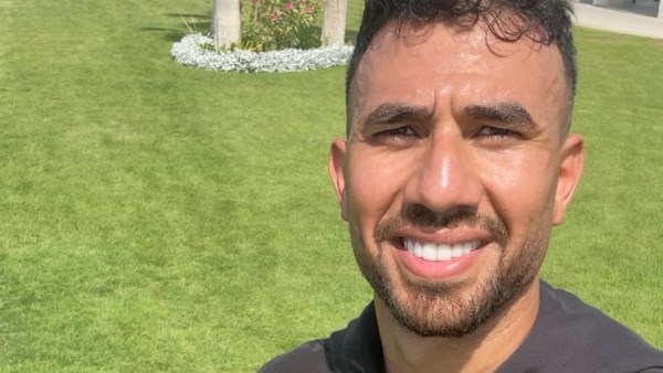 تريزيجيه يؤدي تمارين رياضية على البحر