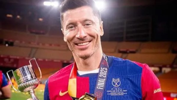 ليفاندوفسكي مهنئا زملاءه في برشلونة بالتتويج بكأس العالم: سعيد جدًا من أجلهم