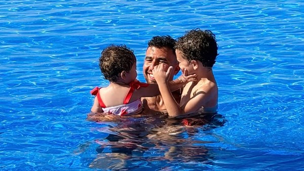 تريزيجيه يشارك صورا من عطلته الصيفية رفقة أسرته