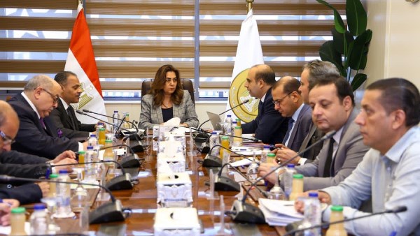 وزيرة التنمية المحلية والبيئة تعقد اجتماعا مع محافظ الشرقية لمتابعة الوضع الراهن لمنظومة المخلفات