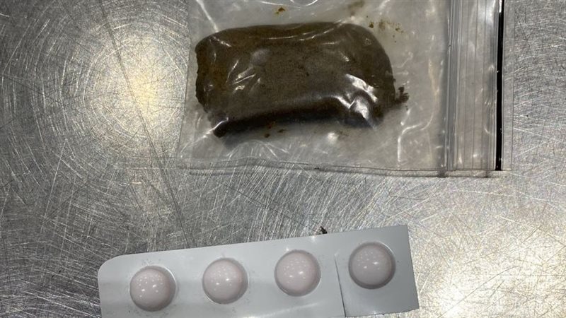 جمارك مطار القاهرة تضبط راكبًا بحوزته كمية من مخدر الحشيش وأقراص مخدرة