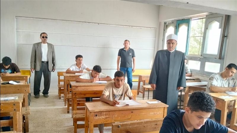 رئيس منطقة الإسماعيلية الأزهرية يتفقد امتحانات الثانوية بلجنة فتيات أبو خروع (صور)