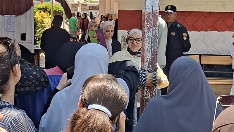 في مستوى الطالب المتوسط، آراء طلاب الثانوية بالدقهلية بشأن امتحان اللغة الأجنبية الأولى (فيديو وصور)
