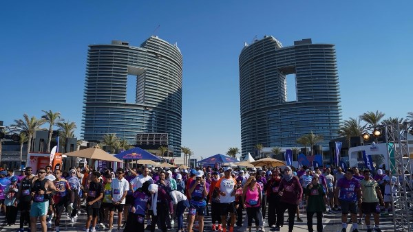 1000 متسابق من 30 جنسية يشاركون في سباق «10K Race the Coast» بالعلمين الجديدة