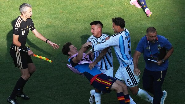 باريديس يتحدى الانتقادات بعد نهائي المونديال .. ويرفض الاعتذار عن اشتباكات إسبانيا
