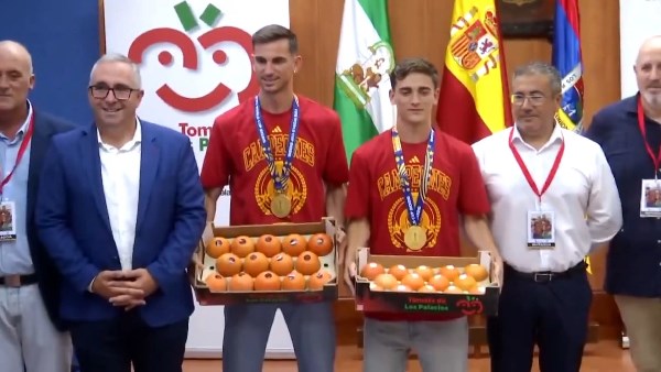 من منصة التتويج إلى كرتونة برتقال .. احتفال غريب بثنائي إسبانيا بعد التتويج بكأس العالم