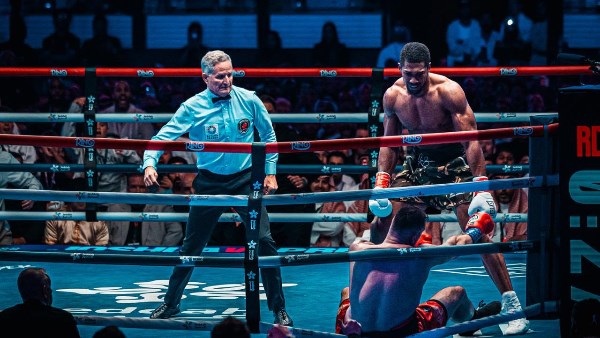 تألق سعودي ومصري بخمسة انتصارات في النزالات التمهيدية.. وجوشوا يعود بقوة ويحسم “The Comeback” بالضربة القاضية