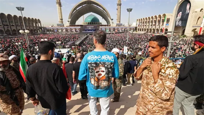 في اليوم الثاني من جنازته، تشييع شعبي حاشد للمرشد الإيراني علي خامنئي (صور)