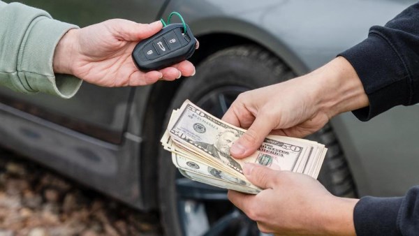 هل يجوز شراء سيارة بالتقسيط؟.. الحكم الشرعي وضوابط البيع بالأجل