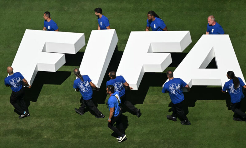الفيفا يدافع عن نزاهة التحكيم ويرفض مزاعم الانحياز في مباراة مصر والأرجنتين