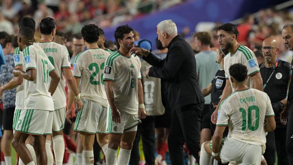 مدافع منتخب الجزائر يعلن اعتزاله اللعب الدولي