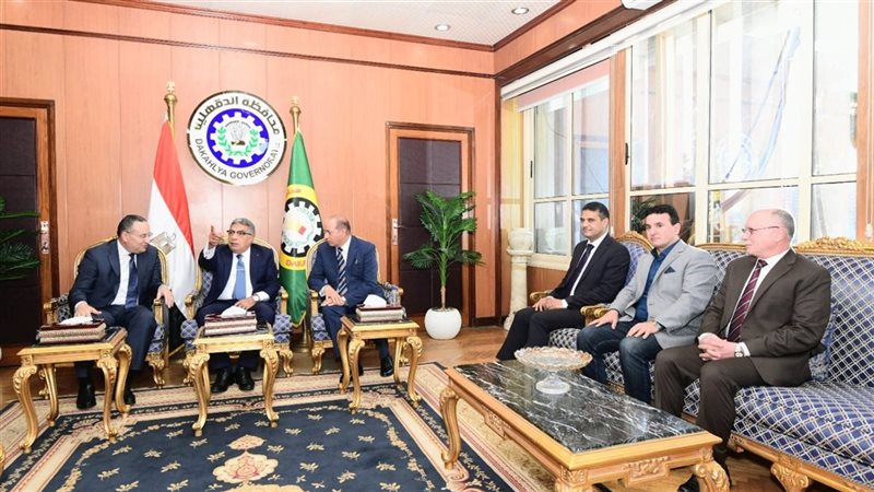 محافظ الدقهلية يستقبل وزير التعليم العالي القائم بأعمال وزير الثقافة بختام القومي للمسرح