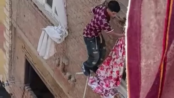 «رقصة كادت تتحول لكارثة».. القبض على شاب رقص أعلى ماسورة غاز طبيعي ببشتيل